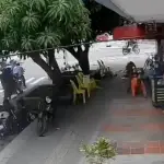 Motosicarios persiguen a hombre y uno no logra rematarlo porque su arma se encasquilla. ,Captura de pantalla video de X.