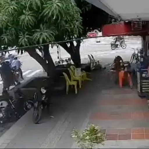 Motosicarios persiguen a hombre y uno no logra rematarlo porque su arma se encasquilla. ,Captura de pantalla video de X.