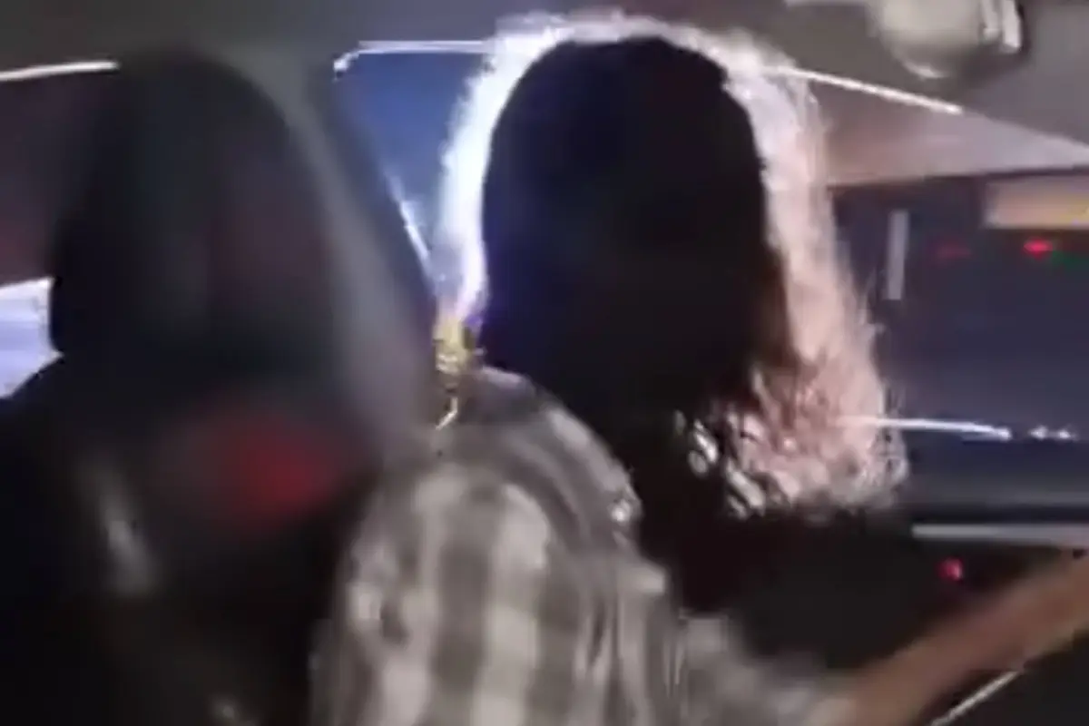 Automovilista presuntamente ebrio intenta seguir conduciendo tras accidentarse en ruta al Atlántico., Captura de pantalla video de Facebook.