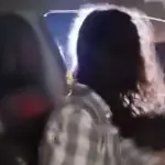Automovilista presuntamente ebrio intenta seguir conduciendo tras accidentarse en ruta al Atlántico. ,Captura de pantalla video de Facebook.