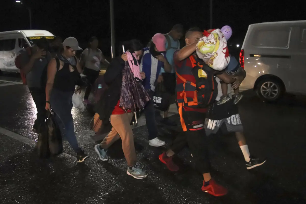 La caravana Fe y Esperanza, conformada por más de 600 migrantes de Honduras, El Salvador, Guatemala, Ecuador y Haití, avanza por México rumbo a EE. UU., EFE