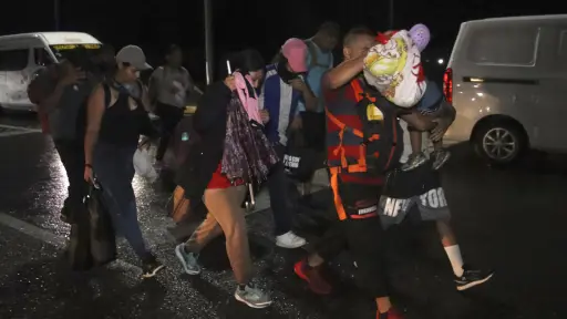 Caravana con más de 600 migrantes, incluidos guatemaltecos, retoma camino hacia EE. UU.
