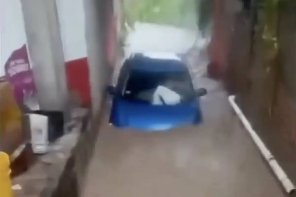 Fuerte corriente arrastra automóvil con madre y niña en su interior en México., Captura de pantalla video de X.