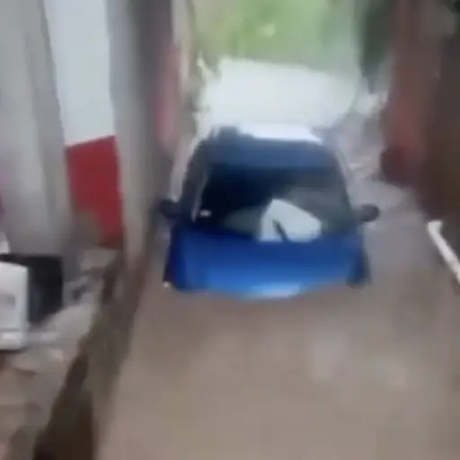 Fuerte corriente arrastra automóvil con madre y niña en su interior en México. ,Captura de pantalla video de X.