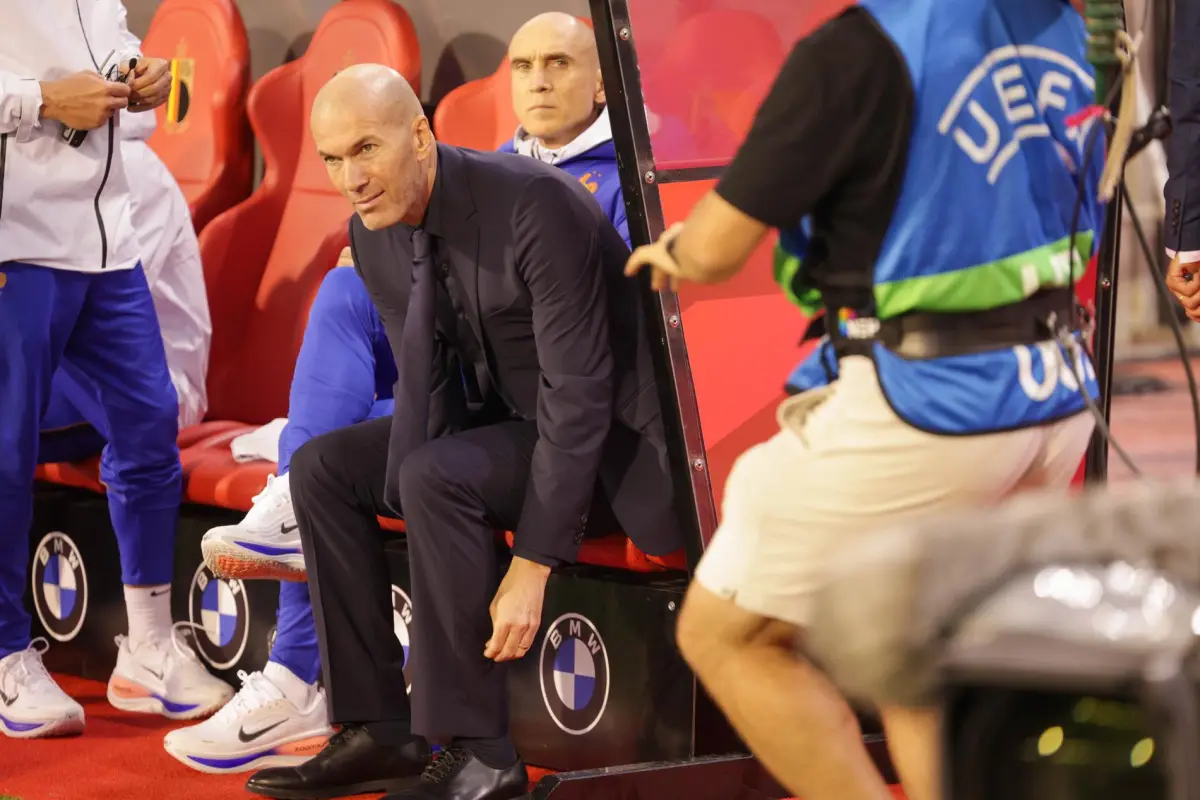 Zinedine Zidane en el banquillo durante el Bélgica vs. Francia en Bruselas - EFE