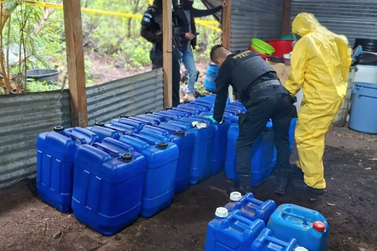 Diligencias policiales permitieron localizar posible cocaína, precursores químicos, armas de fuego, vehículos y documentación que será analizada como parte de las investigaciones., Foto Mingob