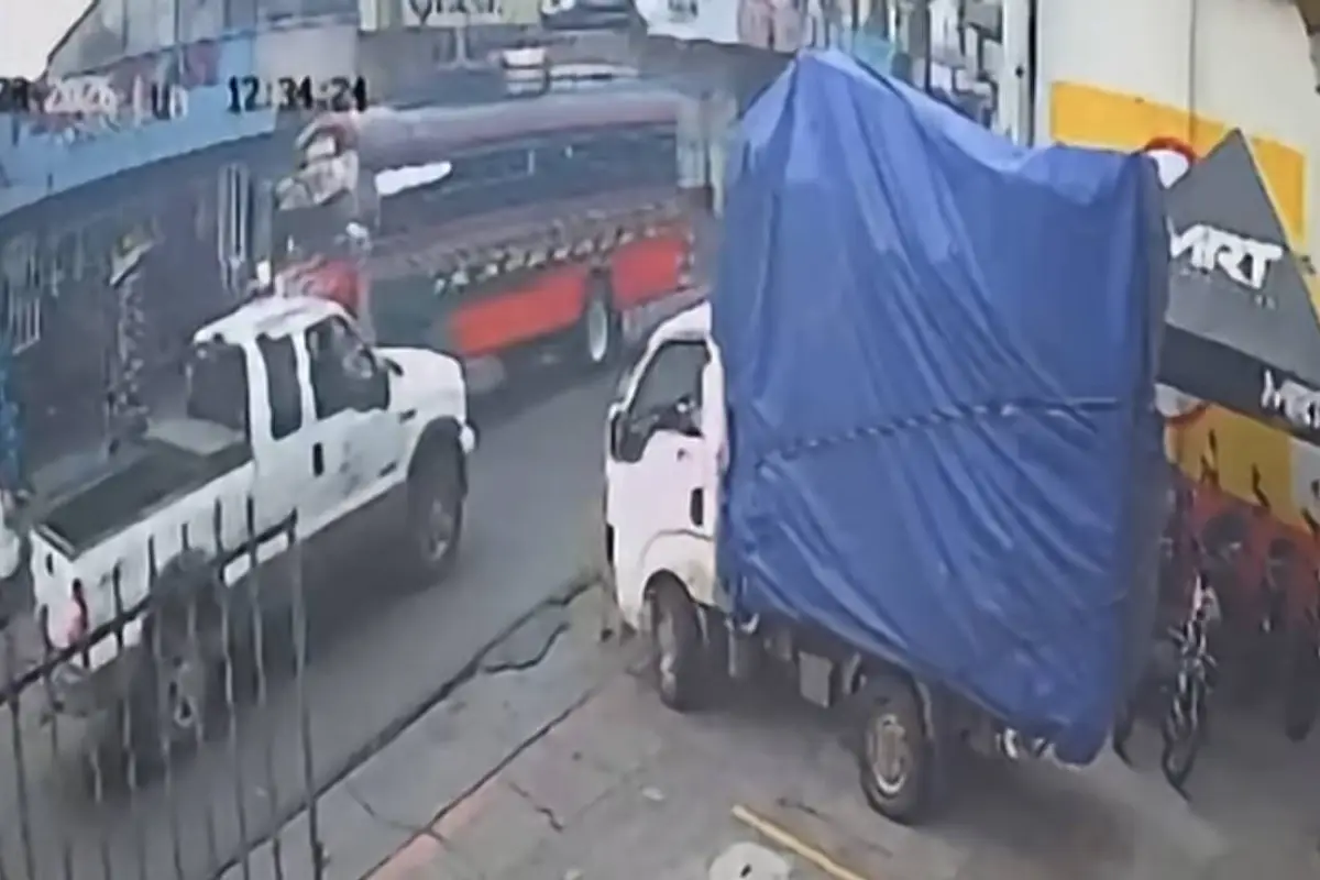 Bus Esmeralda atropella a mujer que intentaba cruzar la calle en Escuintla., Captura de pantalla video de Facebook.