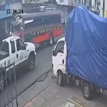 Bus Esmeralda atropella a mujer que intentaba cruzar la calle en Escuintla. ,Captura de pantalla video de Facebook.