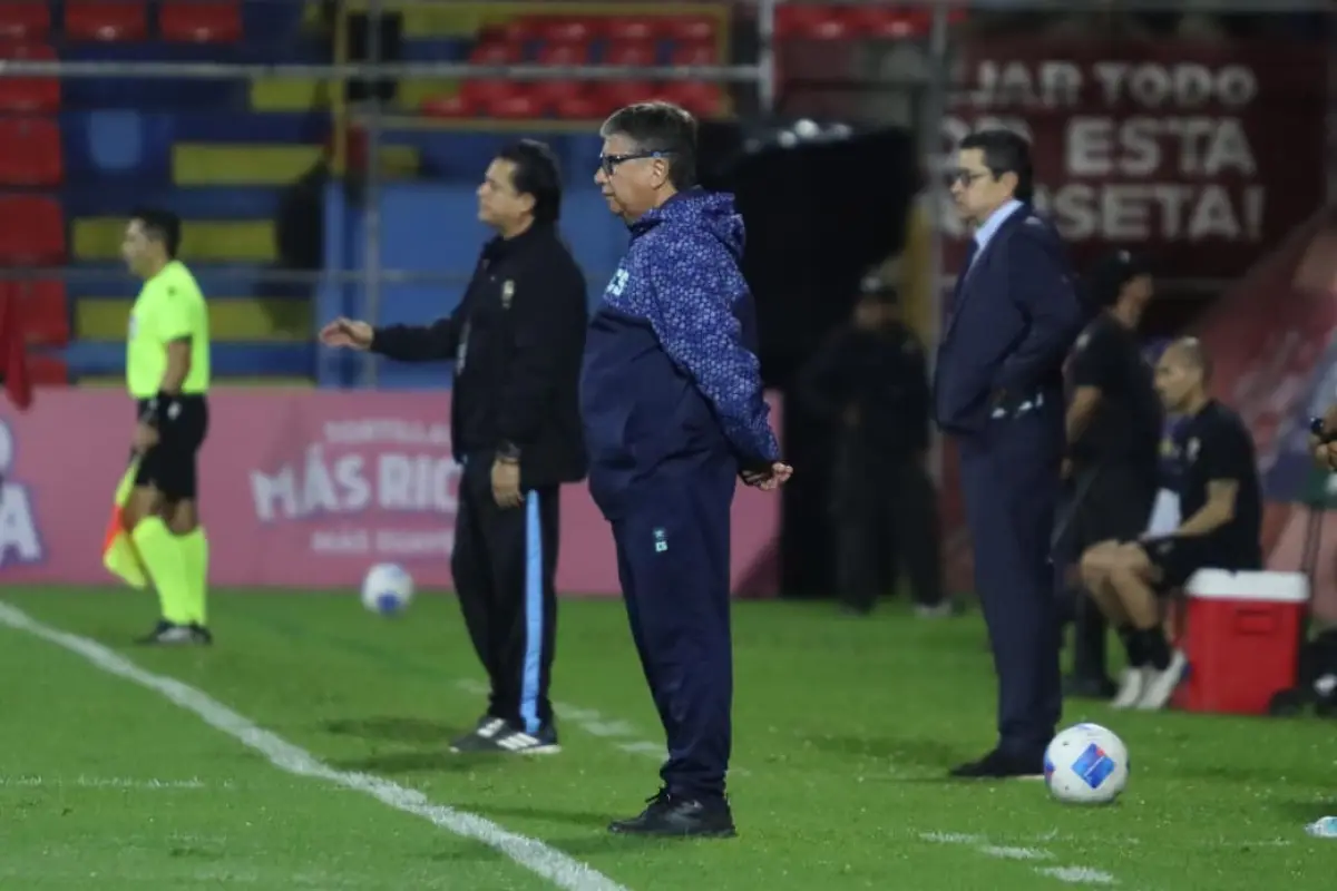 Hernán Darío Gómez, técnico de El Salvador - Alex Meoño