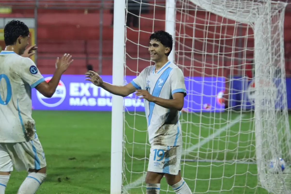 William Jehú Fajardo anotó tres goles en la victoria ante El Salvador - Alex Meoño