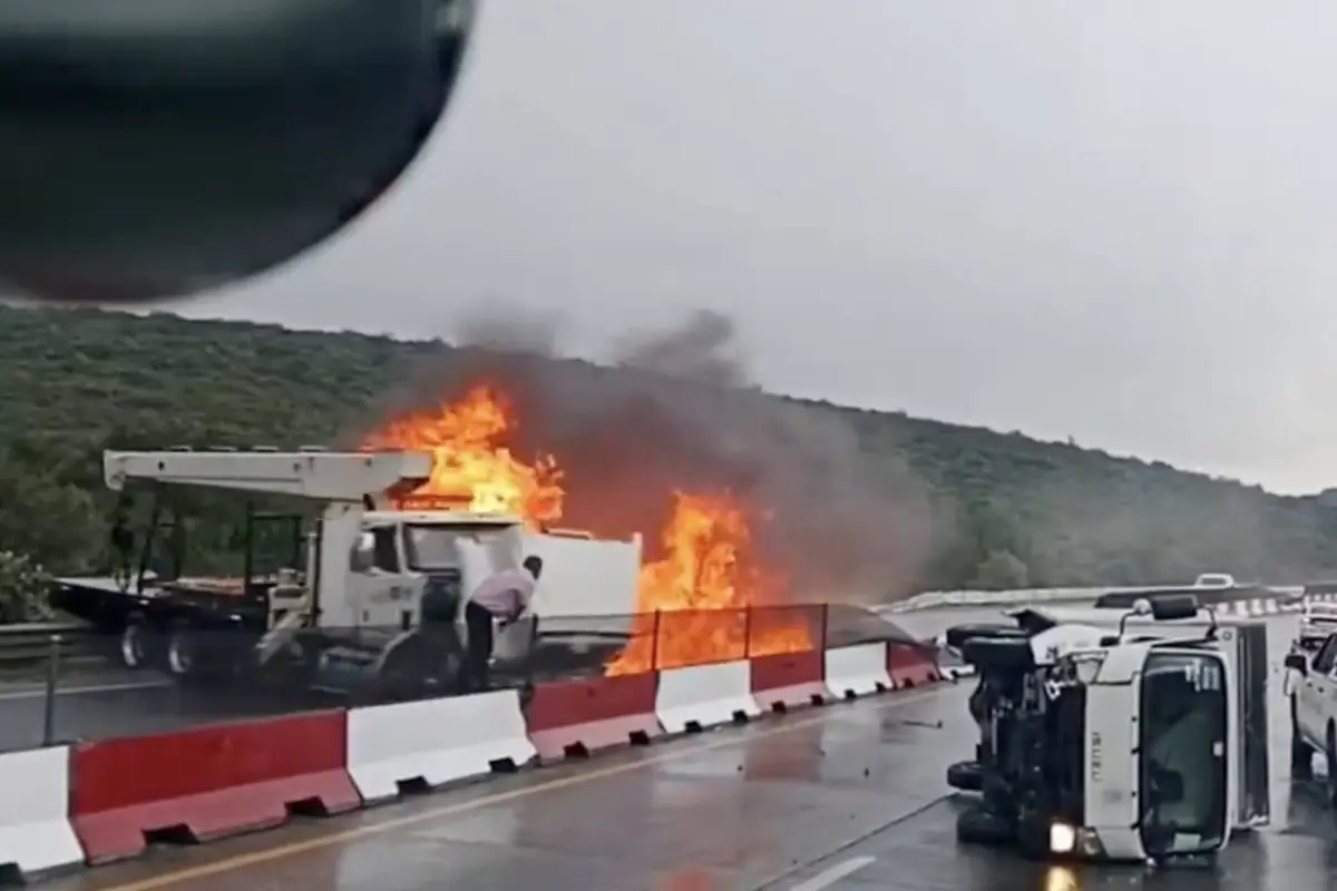Video capta el momento en que grúa se descontrola, choca y se incendia en México., Captura de pantalla video de X.