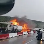 Video capta el momento en que grúa se descontrola, choca y se incendia en México. ,Captura de pantalla video de X.