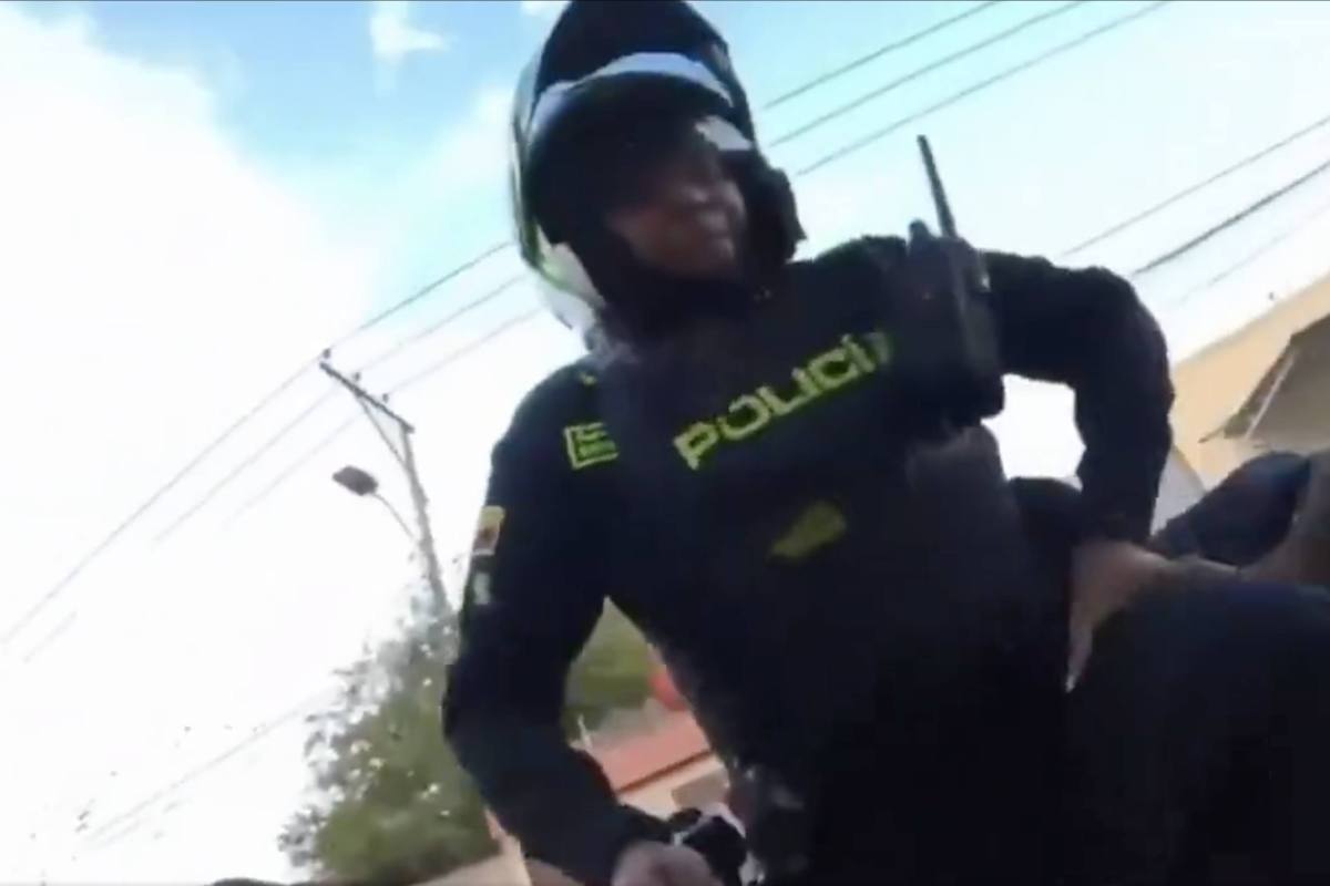 Policía de Colombia atropella a un perro mientras grababa para TikTok