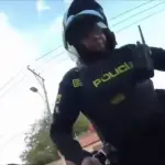 Video capta a policías grabando para TikTok antes de arrollar a un perro. ,Captura de pantalla video de X.