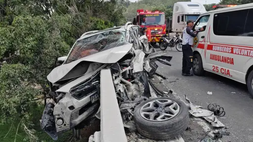 Área donde ocurrió el accidente en el km. 13.5 de la ruta al Pacífico. ,Bomberos Voluntarios