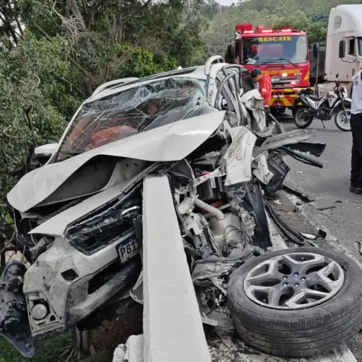 Área donde ocurrió el accidente en el km. 13.5 de la ruta al Pacífico. ,Bomberos Voluntarios