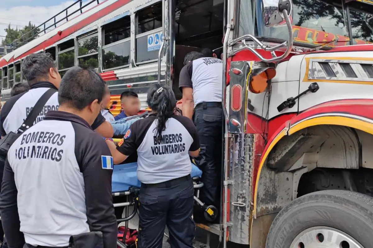 El piloto del bus fue trasladado a un hospital tras resultar herido en el ataque armado ocurrido en la zona 7., Bomberos Voluntarios