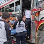 El piloto del bus fue trasladado a un hospital tras resultar herido en el ataque armado ocurrido en la zona 7. ,Bomberos Voluntarios