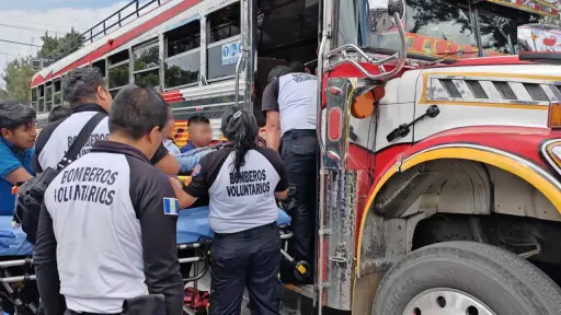 El piloto del bus fue trasladado a un hospital tras resultar herido en el ataque armado ocurrido en la zona 7. ,Bomberos Voluntarios