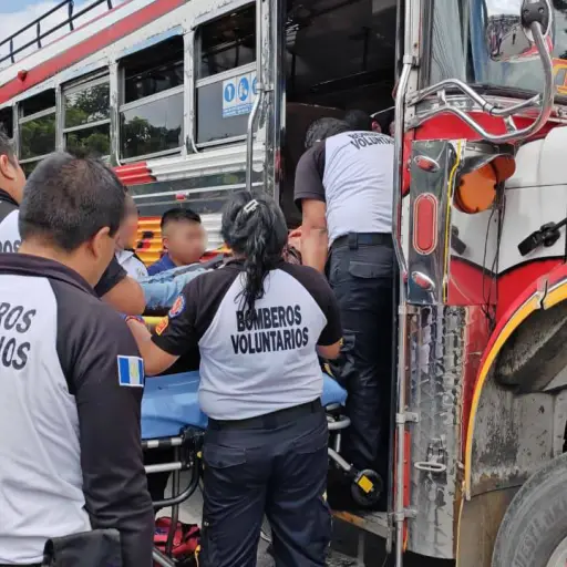 El piloto del bus fue trasladado a un hospital tras resultar herido en el ataque armado ocurrido en la zona 7. ,Bomberos Voluntarios