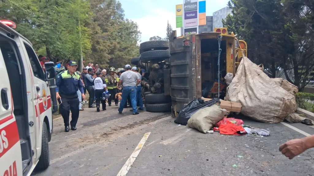 El camión quedó volcado en la zona 8 de Mixco. ,Bomberos Voluntarios