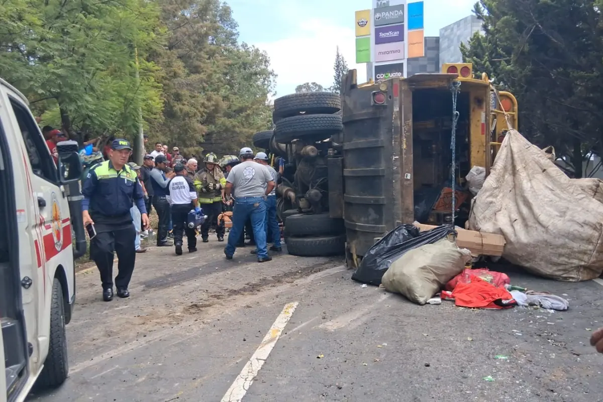El camión quedó volcado en la zona 8 de Mixco., Bomberos Voluntarios