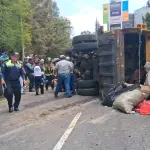 El camión quedó volcado en la zona 8 de Mixco. ,Bomberos Voluntarios