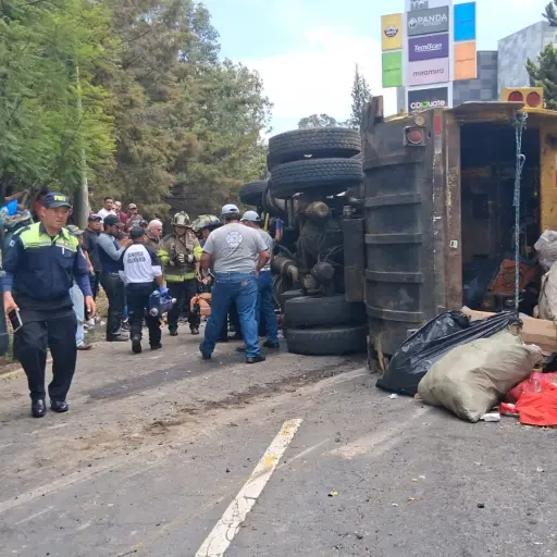 El camión quedó volcado en la zona 8 de Mixco. ,Bomberos Voluntarios
