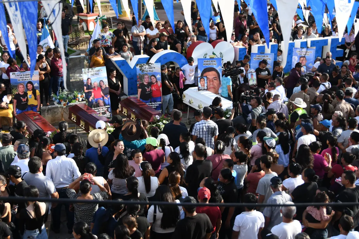 ersonas asisten este martes al velorio de Cinthia Gabriela Paz Paiz, Vilma Paz Paiz, Uve Paz Paiz, Mario Rene Romero Diaz y Juan Carlos Pedroza Agustin, cinco de las ocho personas asesinadas el pasado domingo en Huité, Foto EFE
