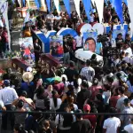 ersonas asisten este martes al velorio de Cinthia Gabriela Paz Paiz, Vilma Paz Paiz, Uve Paz Paiz, Mario Rene Romero Diaz y Juan Carlos Pedroza Agustin, cinco de las ocho personas asesinadas el pasado domingo en Huité ,Foto EFE
