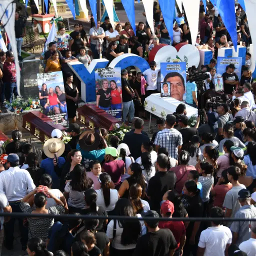 ersonas asisten este martes al velorio de Cinthia Gabriela Paz Paiz, Vilma Paz Paiz, Uve Paz Paiz, Mario Rene Romero Diaz y Juan Carlos Pedroza Agustin, cinco de las ocho personas asesinadas el pasado domingo en Huité ,Foto EFE