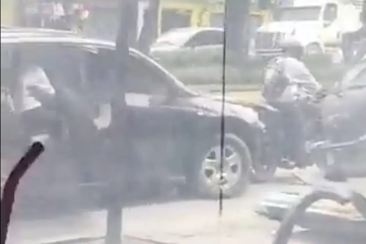 Una camioneta, una lluvia de balas y dos capturados en zona 6., Captura de pantalla video de X.