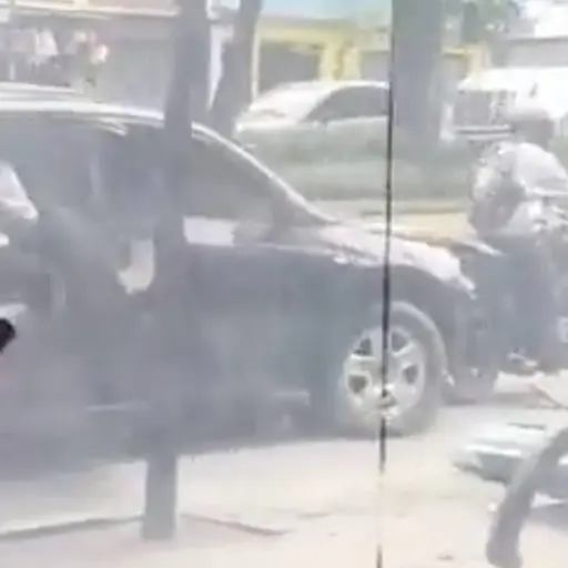 Una camioneta, una lluvia de balas y dos capturados en zona 6. ,Captura de pantalla video de X.
