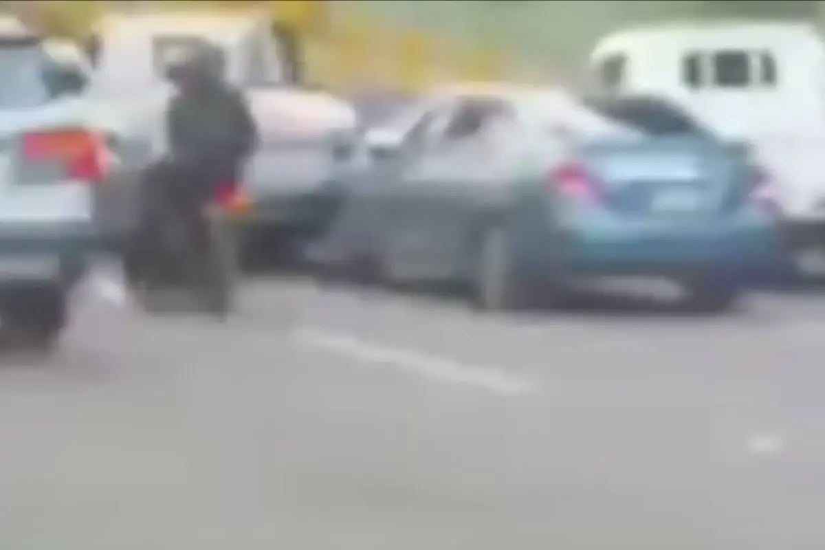 Automovilista muere tras ser atacado a balazos por motoladrones en zona 12., Captura de pantalla video de X.