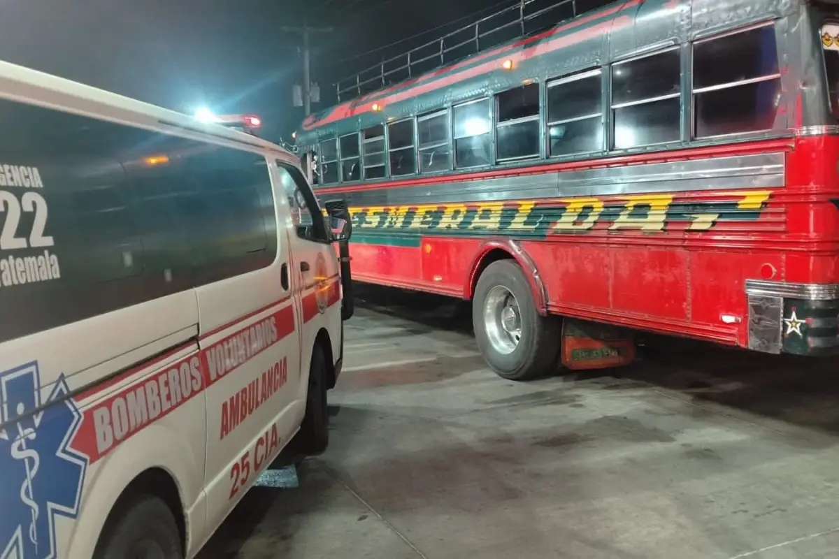 Bomberos asistieron a los pasajeros afectados., Foto Bomberos Voluntarios