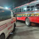 Bomberos asistieron a los pasajeros afectados. ,Foto Bomberos Voluntarios