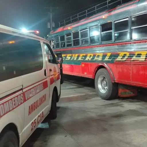 Bomberos asistieron a los pasajeros afectados. ,Foto Bomberos Voluntarios