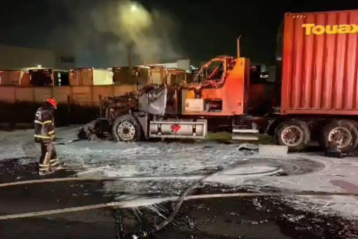 Tráiler que prendió en llamas en el Km. 21 de la ruta al Pacífico., PMT de Villa Nueva
