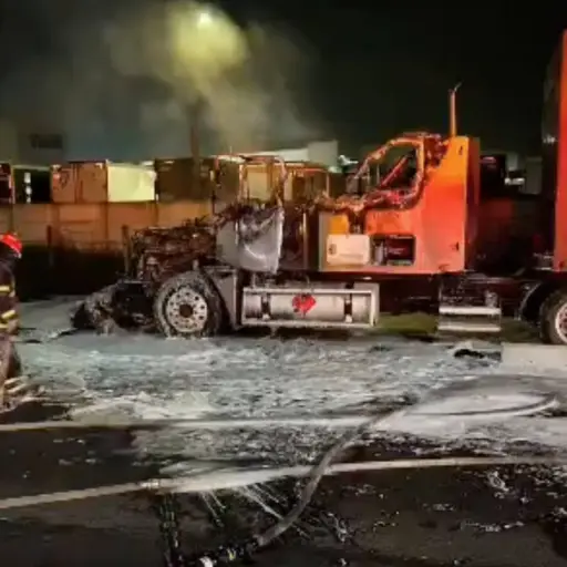 Tráiler que prendió en llamas en el Km. 21 de la ruta al Pacífico. ,PMT de Villa Nueva