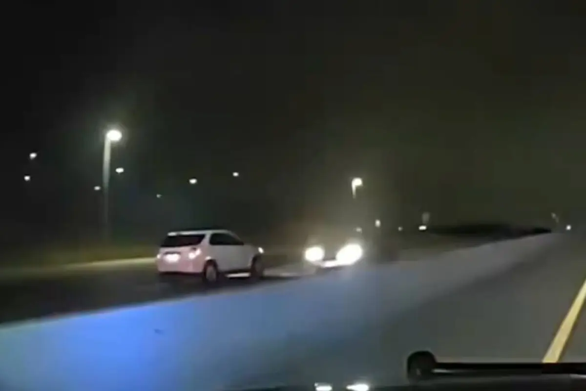 Hombre captado conduciendo contra la vía, Captura de video