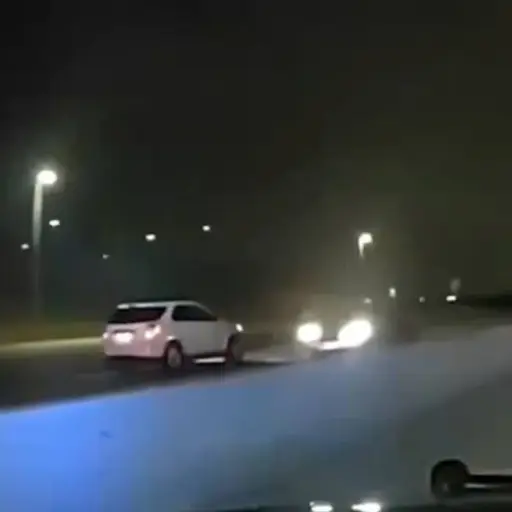 Hombre captado conduciendo contra la vía ,Captura de video
