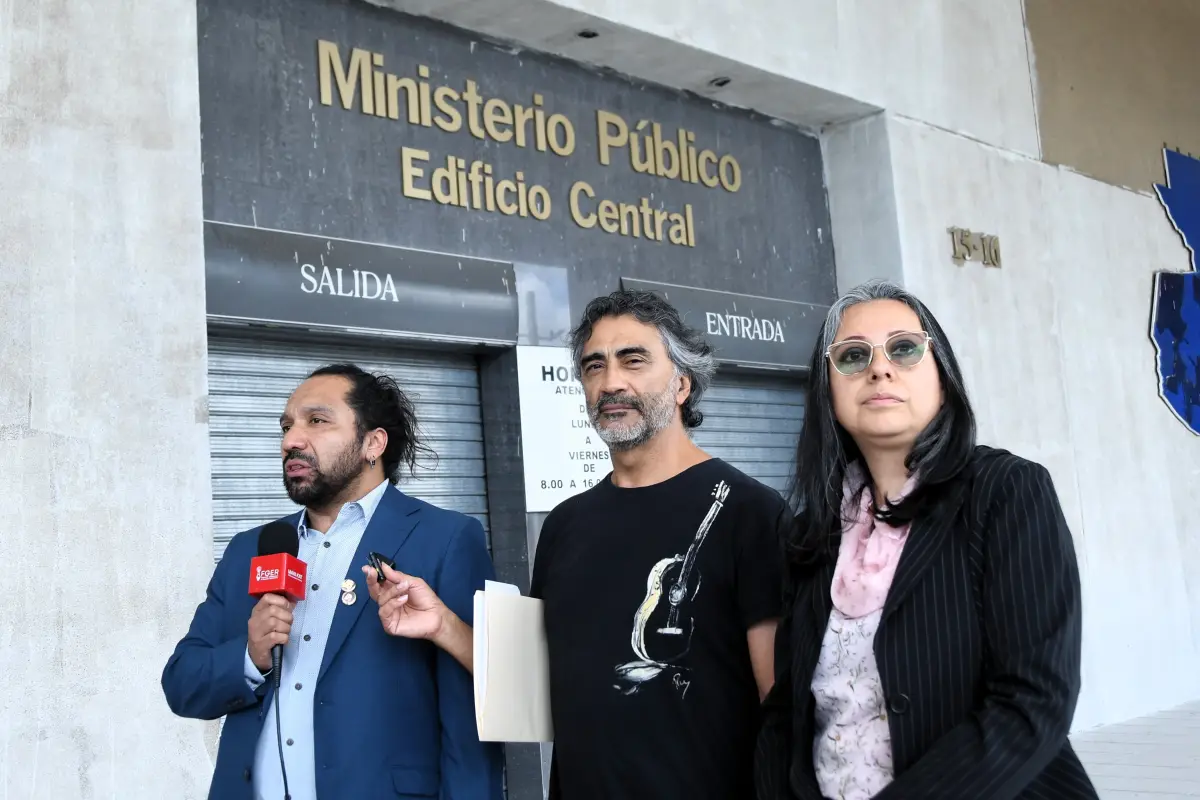 - De izquierda a derecha, el representante legal de la Asociación de Familiares de Detenidos y Desaparecidos en Guatemala (FAMDEGUA), Paulo René Estrada Velásquez, el artista Fernando López y la integrante de la asociación Alejandra Cabrera, Foto EFE