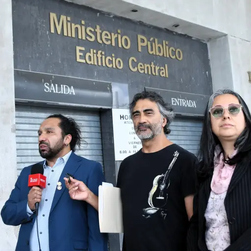 - De izquierda a derecha, el representante legal de la Asociación de Familiares de Detenidos y Desaparecidos en Guatemala (FAMDEGUA), Paulo René Estrada Velásquez, el artista Fernando López y la integrante de la asociación Alejandra Cabrera ,Foto EFE