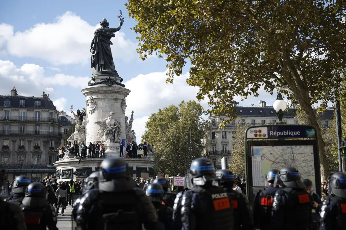 La policía vigila una de las protestas en París por el encarecimiento de la vida,  EFE/EPA/YOAN VALAT
