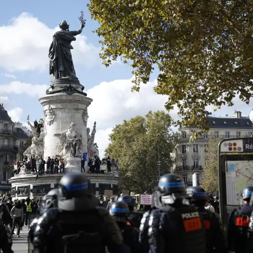 La policía vigila una de las protestas en París por el encarecimiento de la vida , EFE/EPA/YOAN VALAT