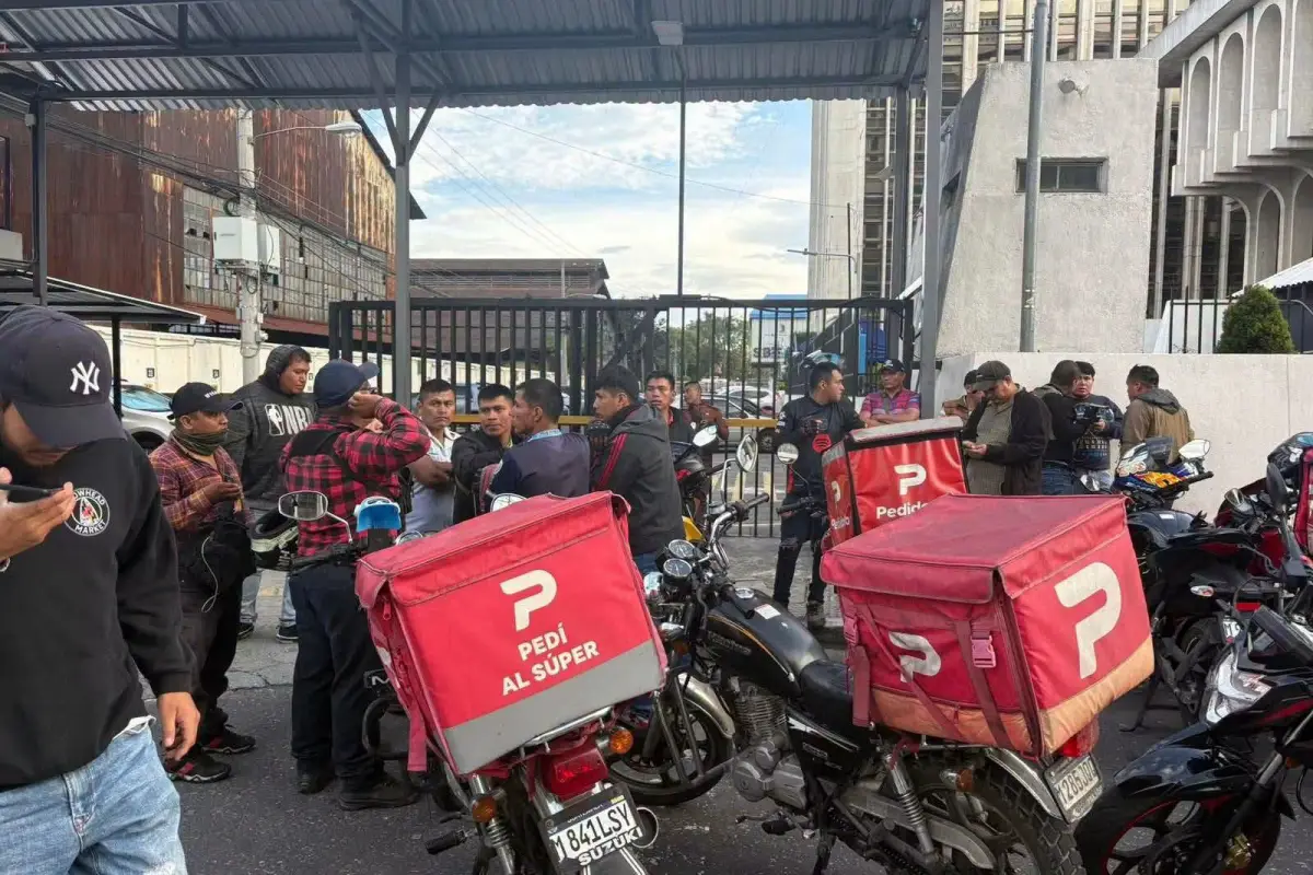 Repartidores se concentran en la Torre de Tribunales., Foto RRSS
