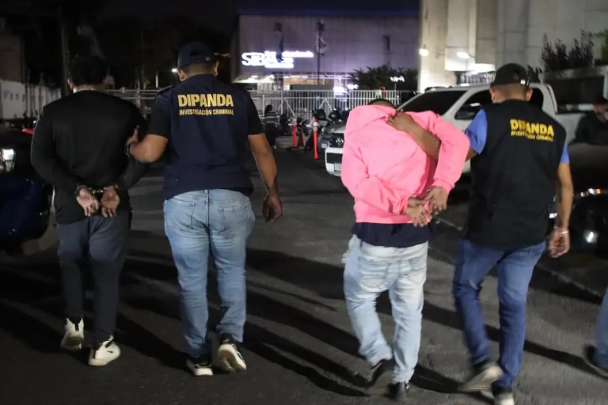Los supuestos extorsionistas detenidos fueron trasladados a la Torre de Tribunales. , PNC