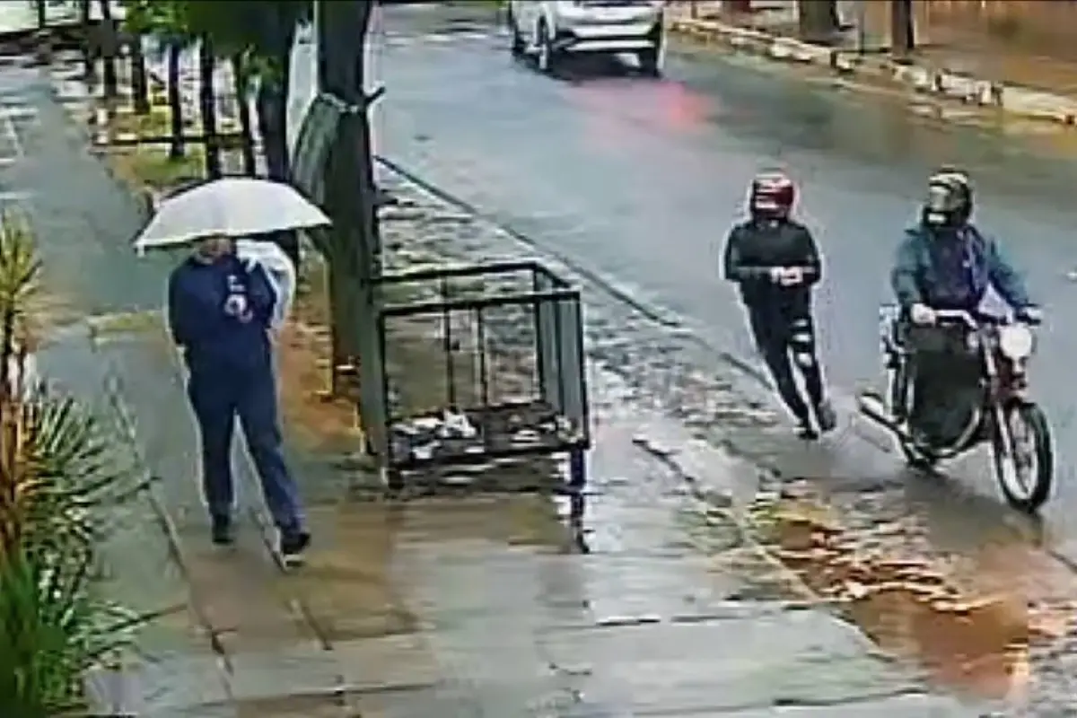 Asaltante armado con un cuchillo resbala durante un intento de robo en Paraguay., Captura de pantalla video de X.