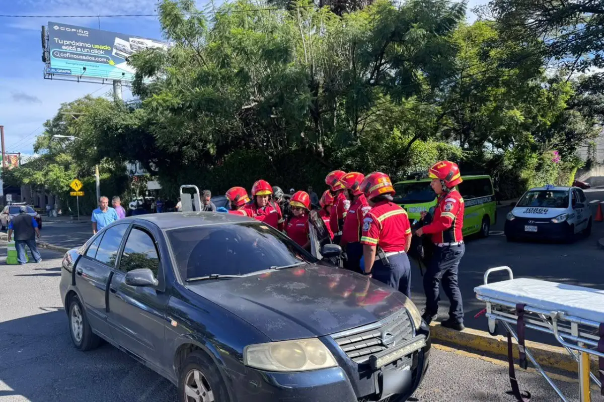 Desconocidos dispararon contra la conductora de un vehículo en la zona 8., Bomberos Municipales