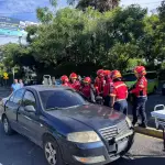 Desconocidos dispararon contra la conductora de un vehículo en la zona 8. ,Bomberos Municipales